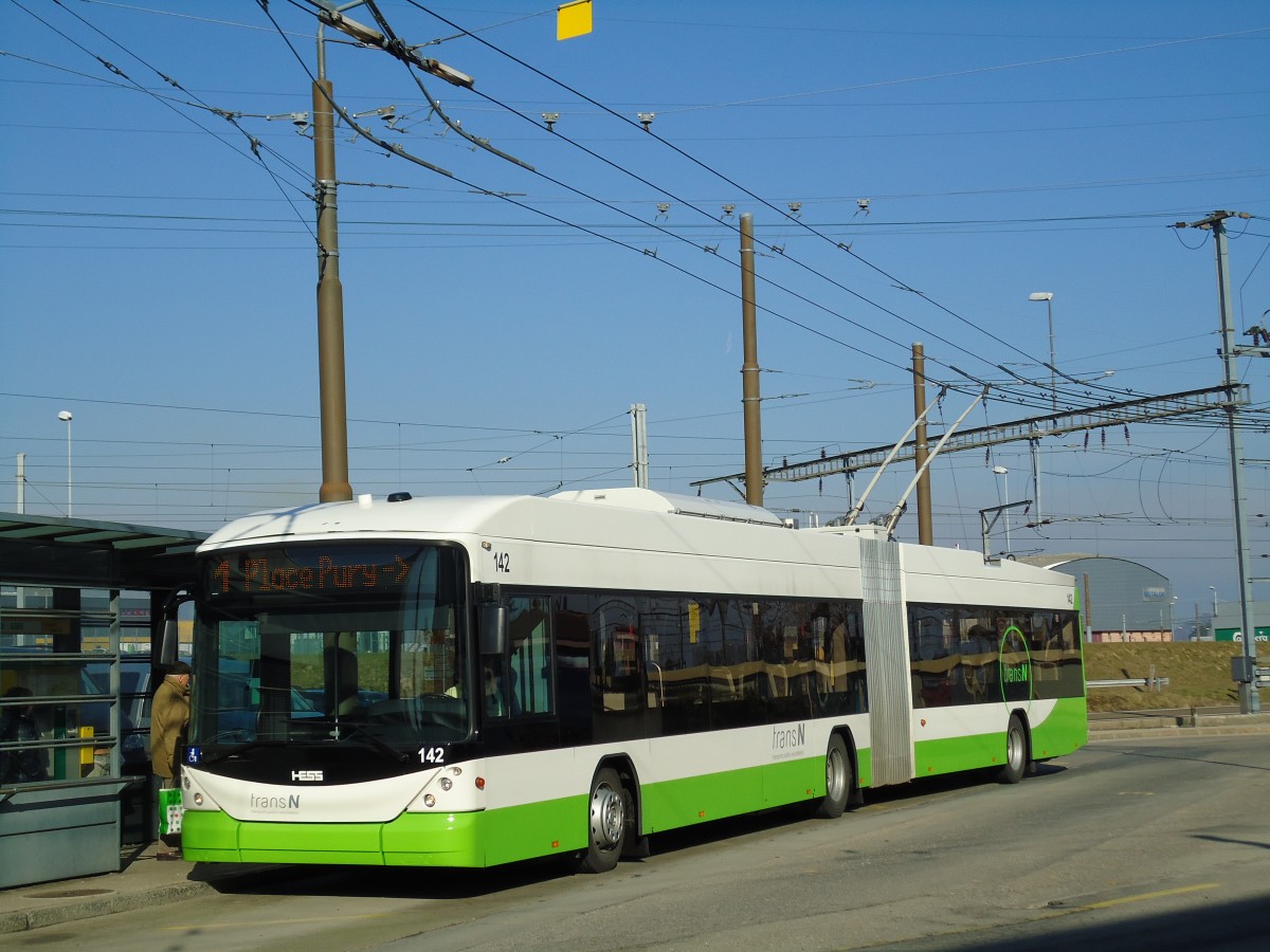 (143'300) - transN, La Chaux-de-Fonds - Nr. 142 - Hess/Hess Gelenktrolleybus (ex TN Neuch�tel Nr. 142) am 19. Februar 2013 beim Bahnhof Marin