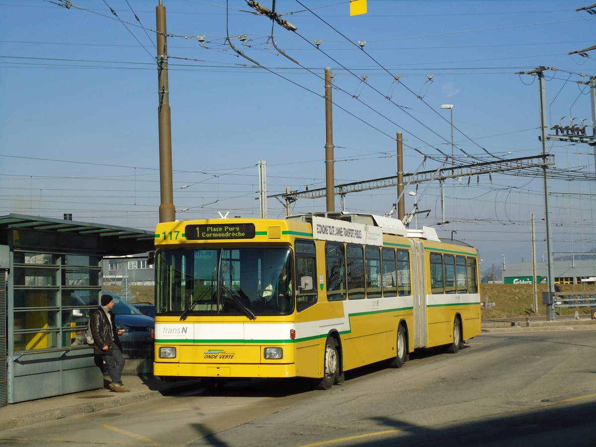 (143'301) - transN, La Chaux-de-Fonds - Nr. 117 - NAW/Hess Gelenktrolleybus (ex TN Neuch�tel Nr. 117) am 19. Februar 2013 beim Bahnhof Marin