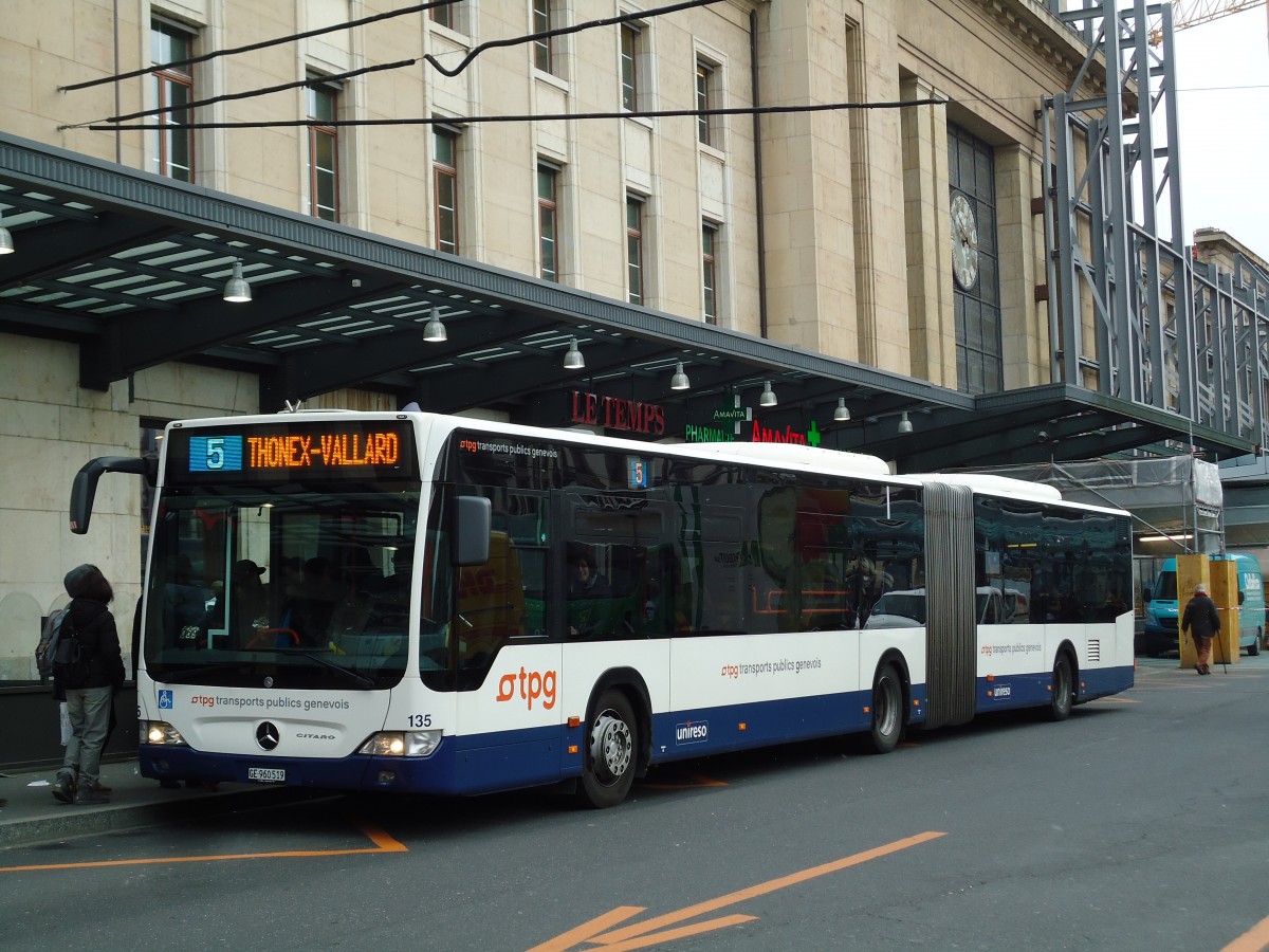 (143'332) - TPG Gen�ve - Nr. 135/GE 960'519 - Mercedes am 22. Februar 2013 beim Bahnhof Gen�ve
