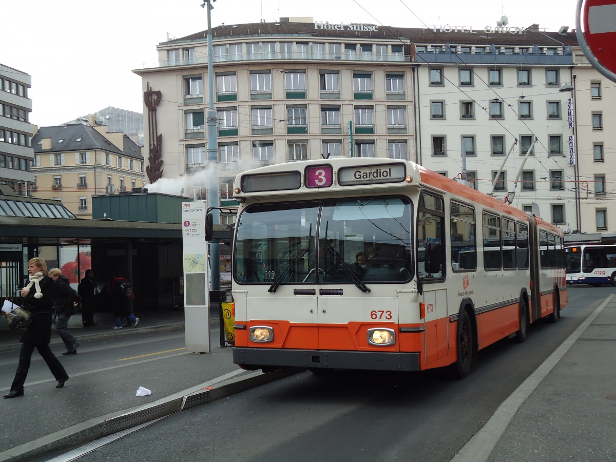 (143'334) - TPG Gen�ve - Nr. 673 - Saurer/Hess Gelenktrolleybus am 22. Februar 2013 beim Bahnhof Gen�ve