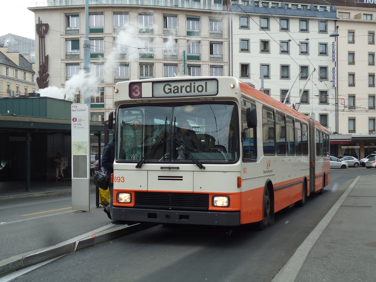 (143'339) - TPG Gen�ve - Nr. 693 - NAW/Hess Gelenktrolleybus am 22. Februar 2013 beim Bahnhof Gen�ve