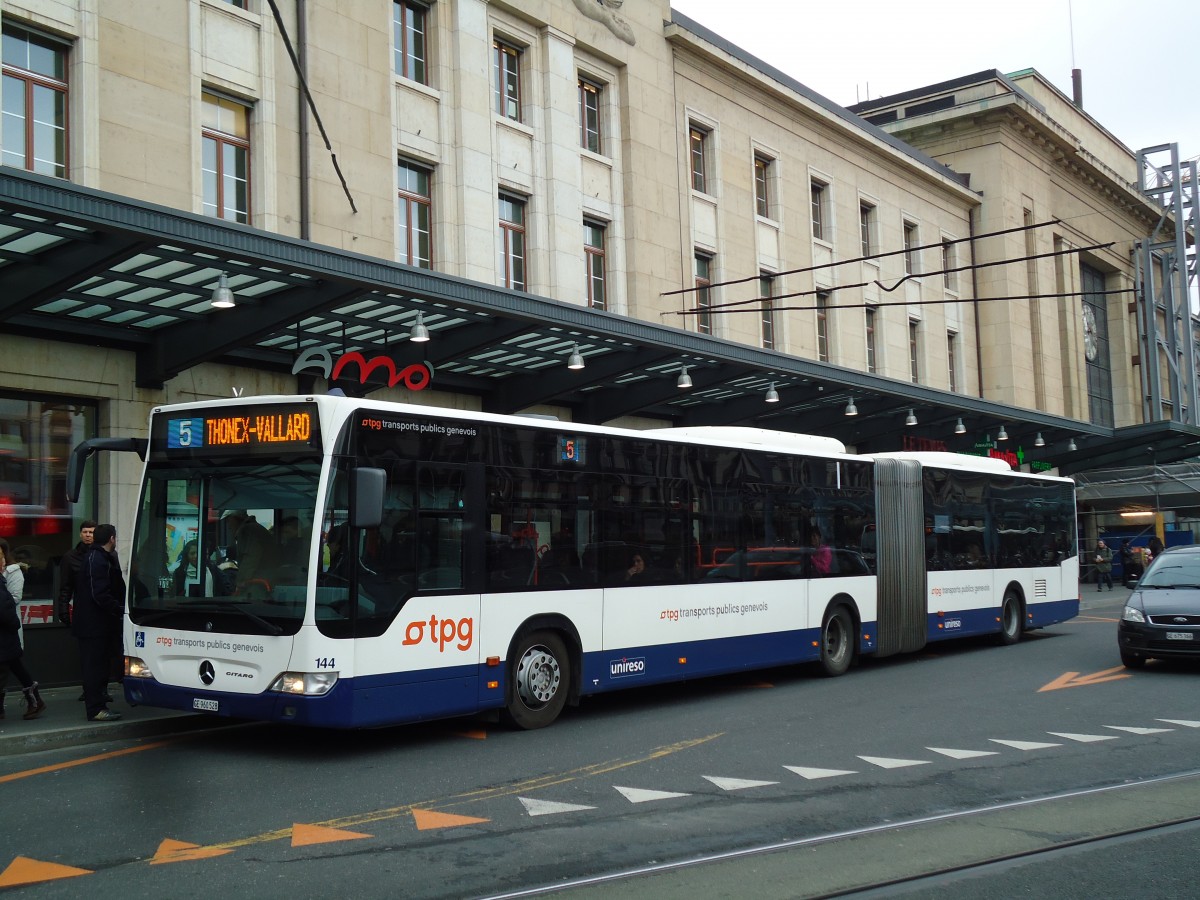 (143'356) - TPG Gen�ve - Nr. 144/GE 960'528 - Mercedes am 22. Februar 2013 beim Bahnhof Gen�ve
