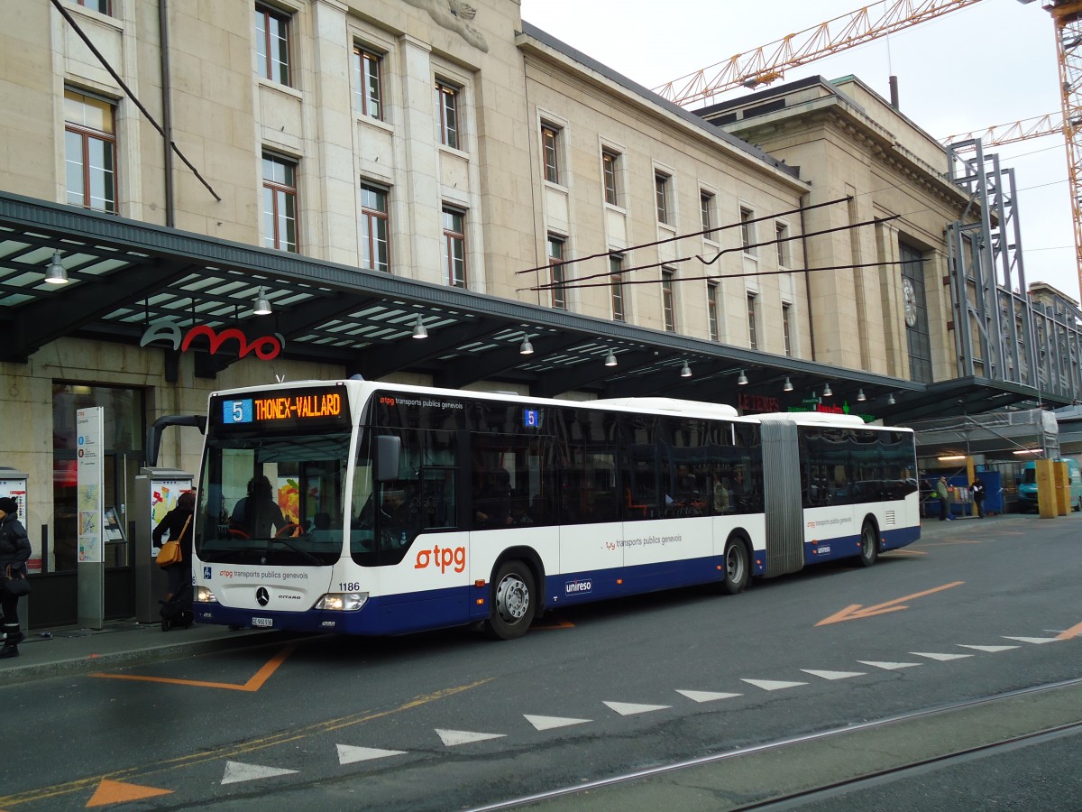 (143'365) - TPG Gen�ve - Nr. 1186/GE 960'936 - Mercedes am 22. Februar 2013 beim Bahnhof Gen�ve