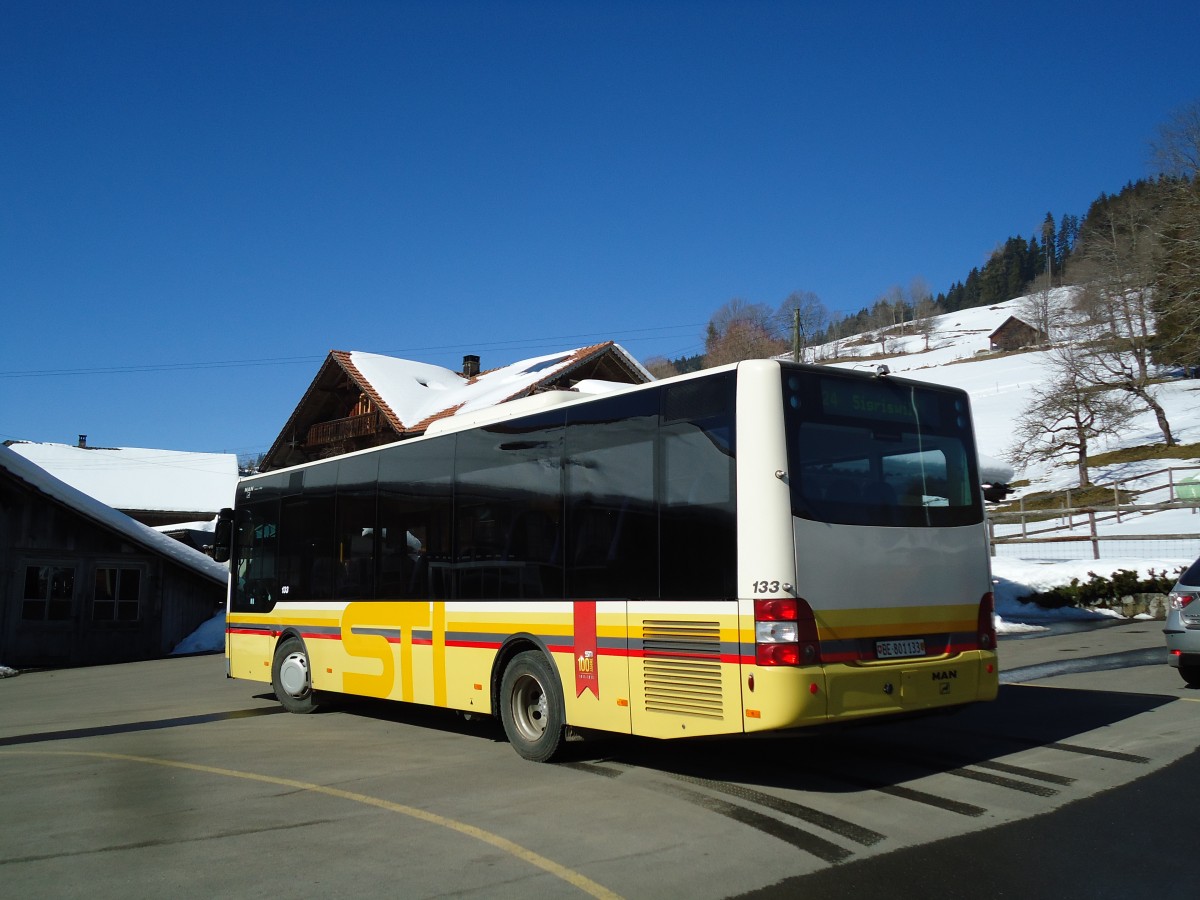(143'453) - STI Thun - Nr. 133/BE 801'133 - MAN/G�ppel am 4. M�rz 2013 in Schwanden, S�ge