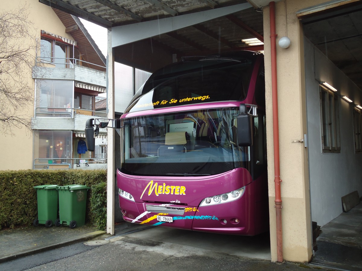 (143'577) - Meister, Thun - BE 78'669 - Neoplan am 29. M�rz 2013 in Thun, Garage (Teilaufnahme)