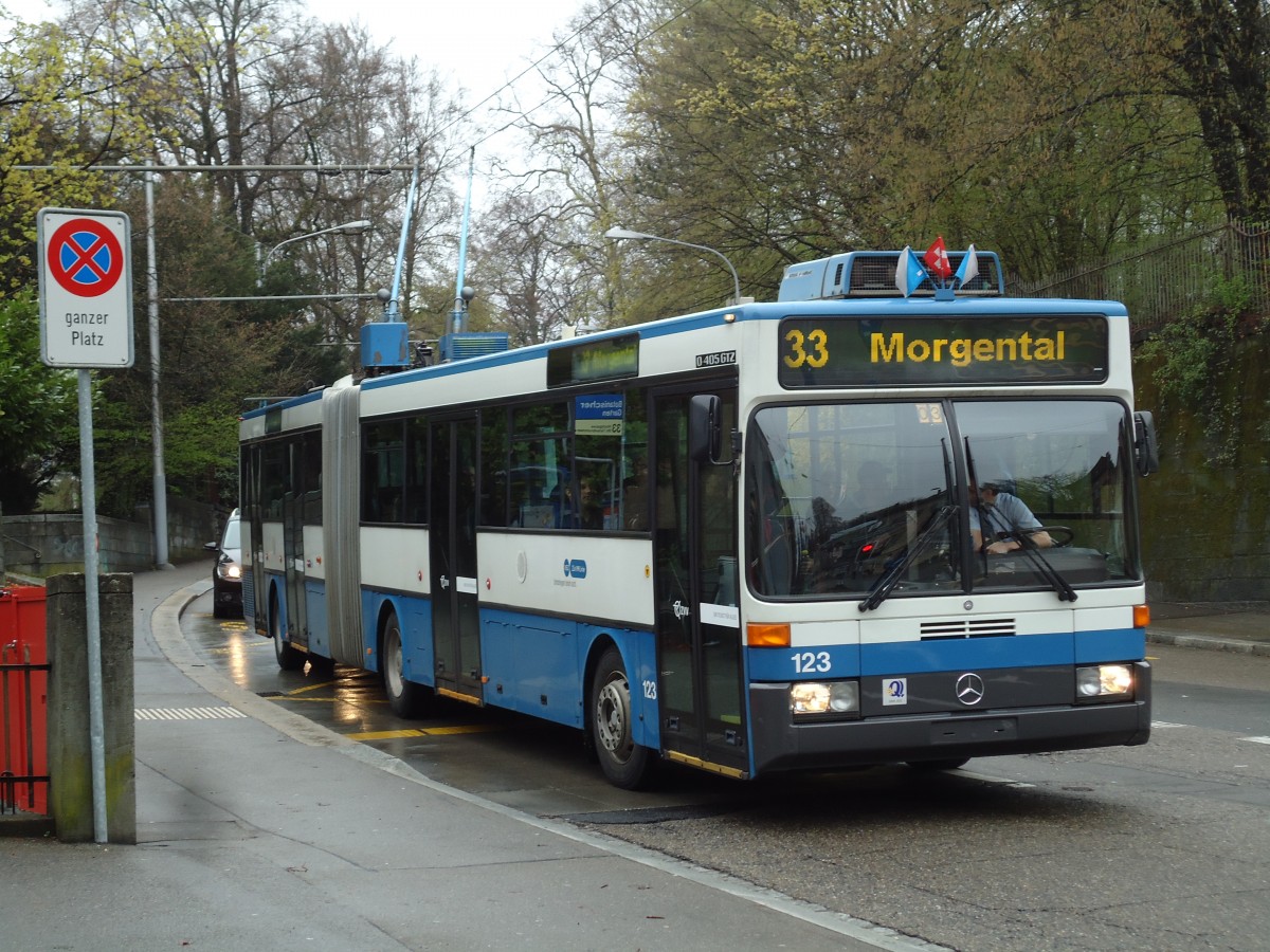 (143'730) - VBZ Z�rich - Nr. 123 - Mercedes Gelenktrolleybus am 21. April 2013 in Z�rich, Botanischer Garten