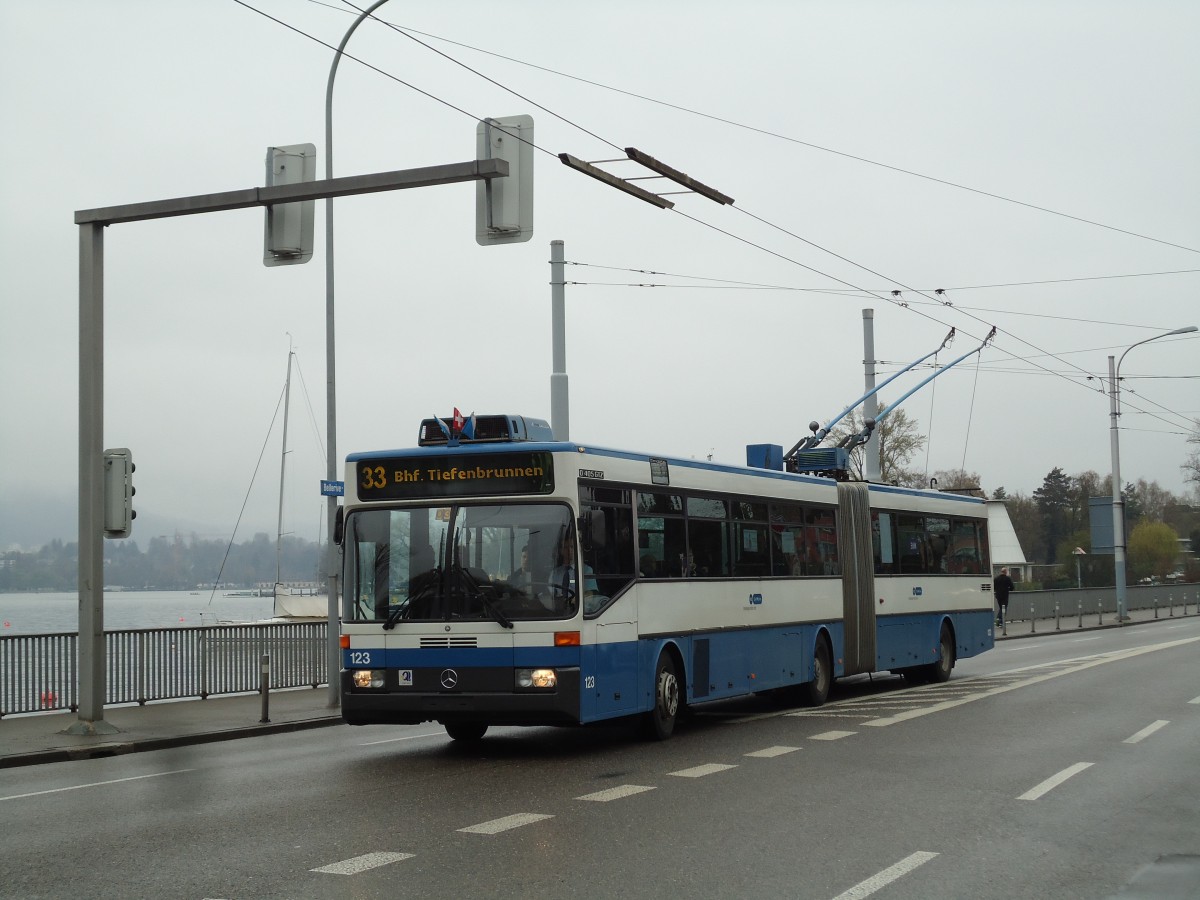 (143'739) - VBZ Z�rich - Nr. 123 - Mercedes Gelenktrolleybus am 21. April 2013 beim Bahnhof Z�rich-Tiefenbrunnen