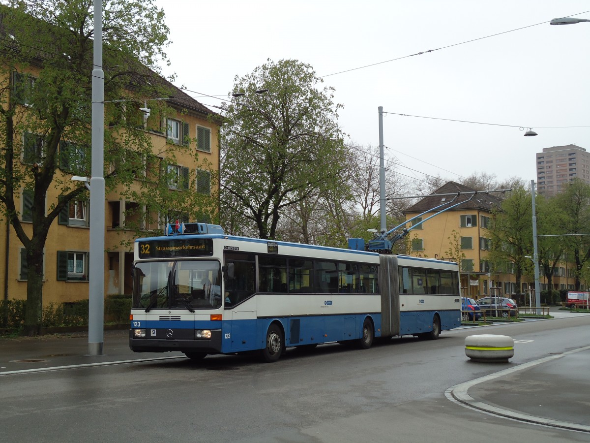 (143'772) - VBZ Z�rich - Nr. 123 - Mercedes Gelenktrolleybus am 21. April 2013 in Z�rich, Bullingerplatz