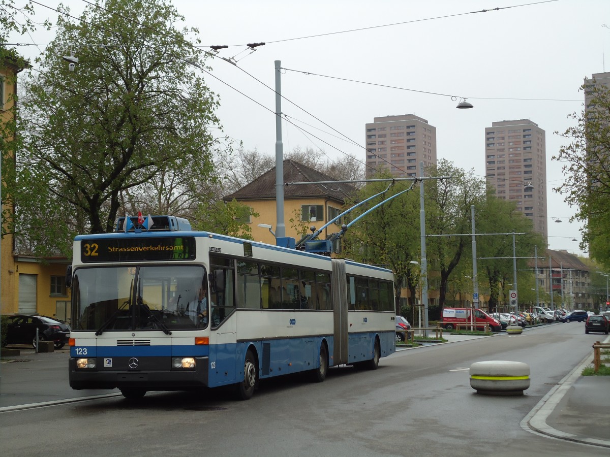 (143'774) - VBZ Z�rich - Nr. 123 - Mercedes Gelenktrolleybus am 21. April 2013 in Z�rich, Bullingerplatz