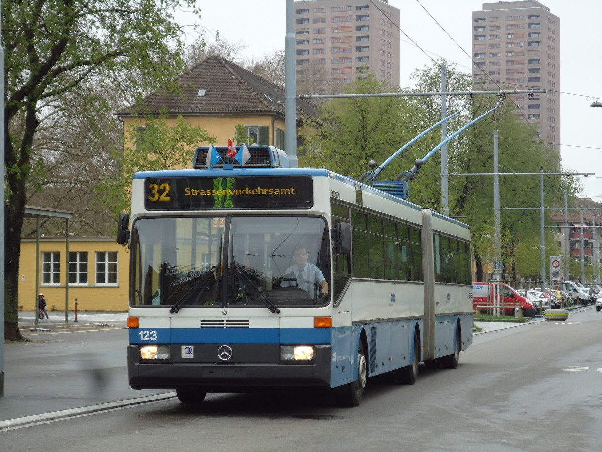 (143'775) - VBZ Z�rich - Nr. 123 - Mercedes Gelenktrolleybus am 21. April 2013 in Z�rich, Bullingerplatz
