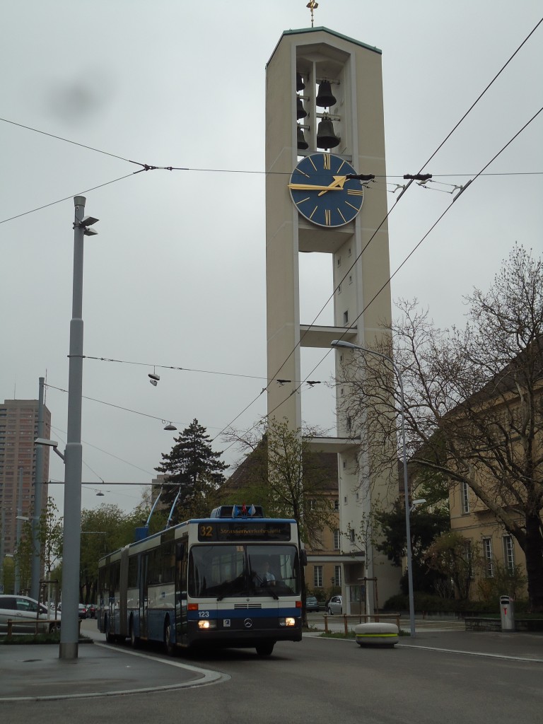 (143'776) - VBZ Z�rich - Nr. 123 - Mercedes Gelenktrolleybus am 21. April 2013 in Z�rich, Bullingerplatz