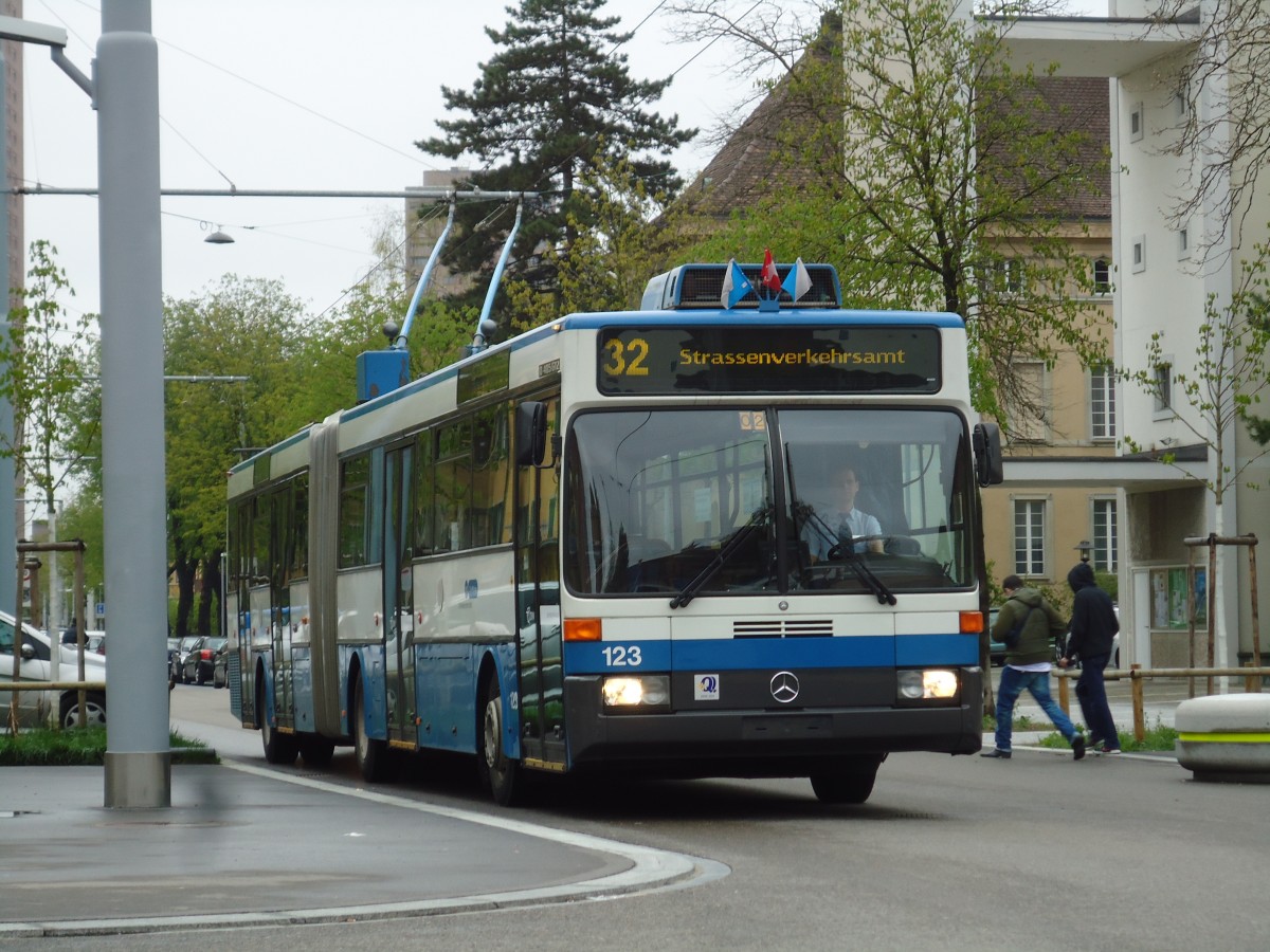 (143'777) - VBZ Z�rich - Nr. 123 - Mercedes Gelenktrolleybus am 21. April 2013 in Z�rich, Bullingerplatz