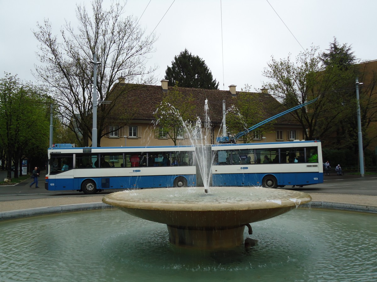 (143'778) - VBZ Z�rich - Nr. 123 - Mercedes Gelenktrolleybus am 21. April 2013 in Z�rich, Bullingerplatz