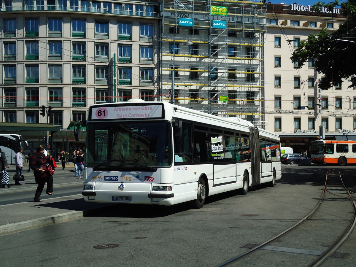 (144'695) - Aus Frankreich: TAC Annemasse - Nr. 713/CR 760 RN - Renault am 27. Mai 2013 beim Bahnhof Gen�ve