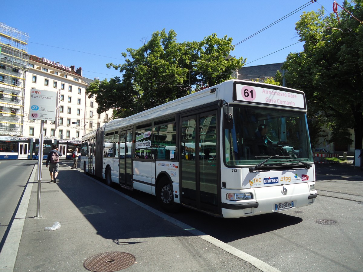 (144'699) - Aus Frankreich: TAC Annemasse - Nr. 713/CR 760 RN - Renault am 27. Mai 2013 beim Bahnhof Gen�ve