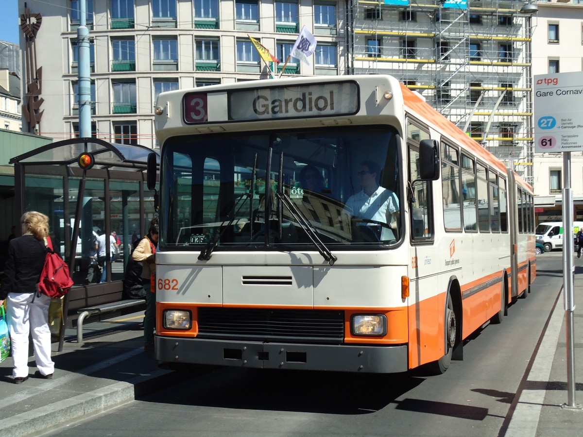 (144'703) - TPG Gen�ve - Nr. 682 - NAW/Hess Gelenktrolleybus am 27. Mai 2013 beim Bahnhof Gen�ve