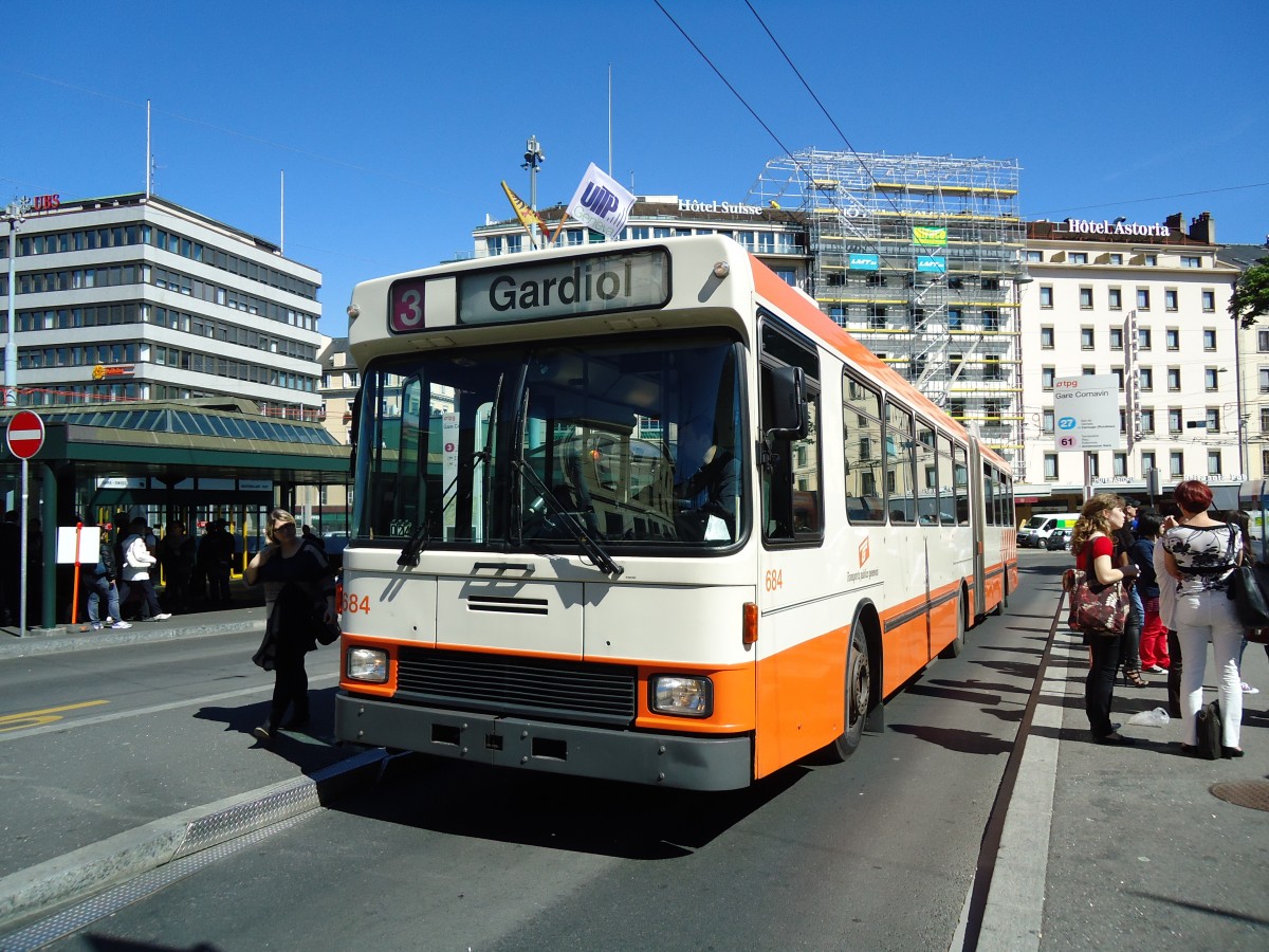 (144'726) - TPG Gen�ve - Nr. 684 - NAW/Hess Gelenktrolleybus am 27. Mai 2013 beim Bahnhof Gen�ve