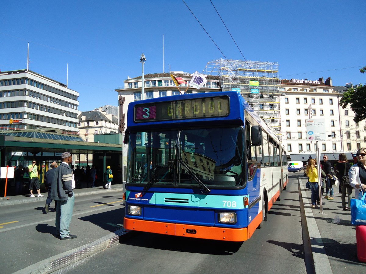 (144'738) - TPG Gen�ve - Nr. 708 - NAW/Hess Gelenktrolleybus am 27. Mai 2013 beim Bahnhof Gen�ve
