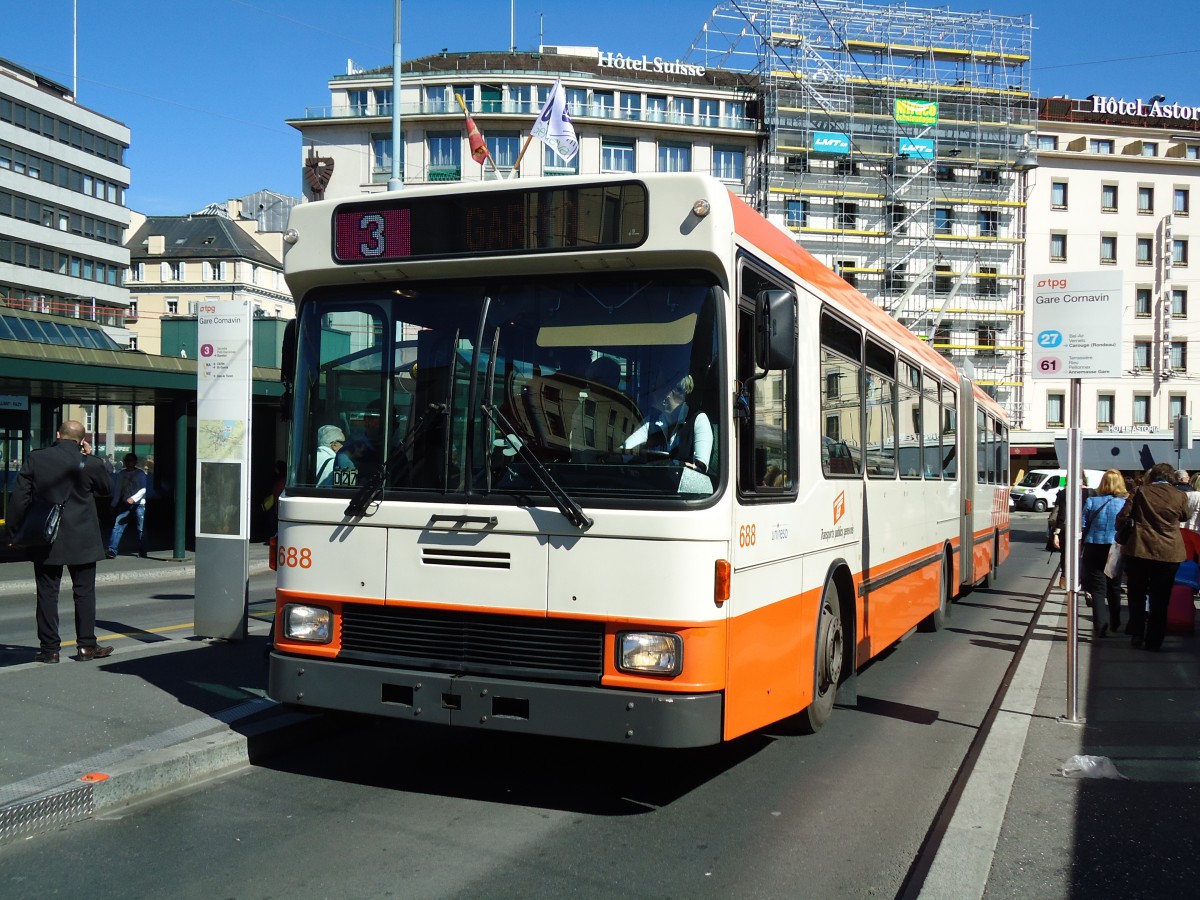 (144'742) - TPG Gen�ve - Nr. 688 - NAW/Hess Gelenktrolleybus am 27. Mai 2013 beim Bahnhof Gen�ve