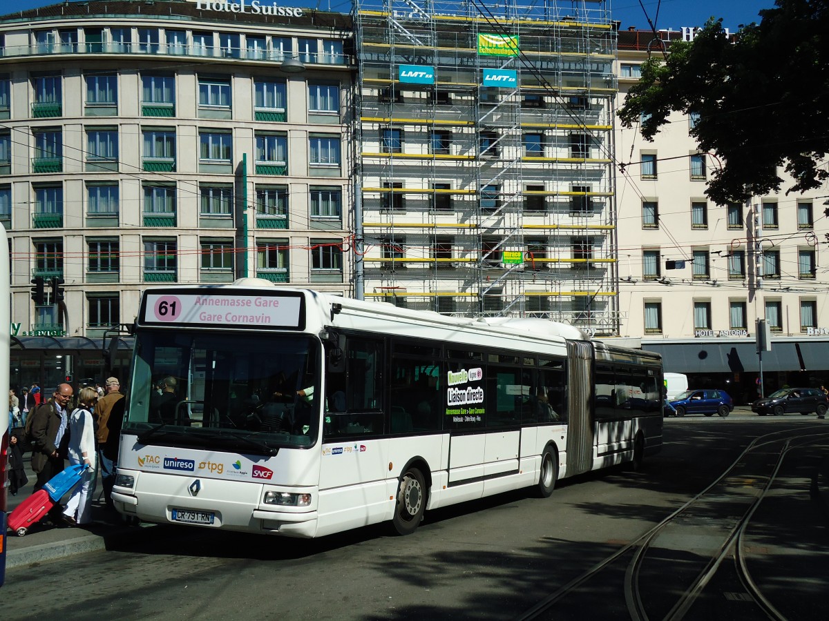 (144'743) - Aus Frankreich: TAC Annemasse - Nr. 718/CR 791 RN - Renault am 27. Mai 2013 beim Bahnhof Gen�ve