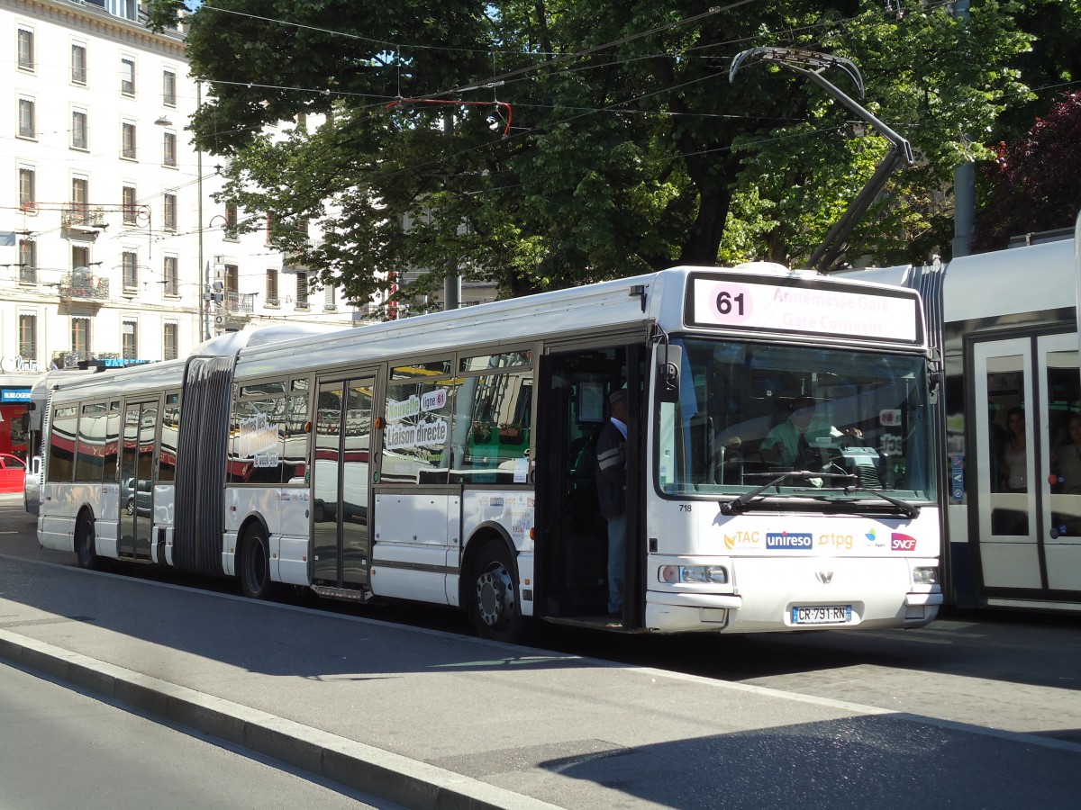 (144'744) - Aus Frankreich: TAC Annemasse - Nr. 718/CR 791 RN - Renault am 27. Mai 2013 beim Bahnhof Gen�ve