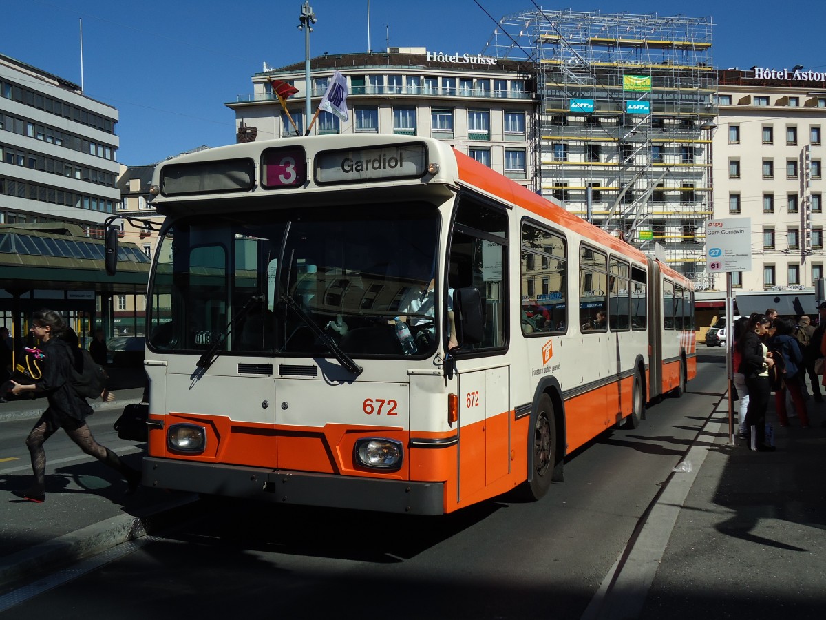 (144'747) - TPG Gen�ve - Nr. 672 - Saurer/Hess Gelenktrolleybus am 27. Mai 2013 beim Bahnhof Gen�ve