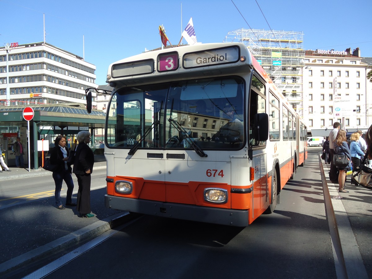 (144'752) - TPG Gen�ve - Nr. 674 - Saurer/Hess Gelenktrolleybus am 27. Mai 2013 beim Bahnhof Gen�ve