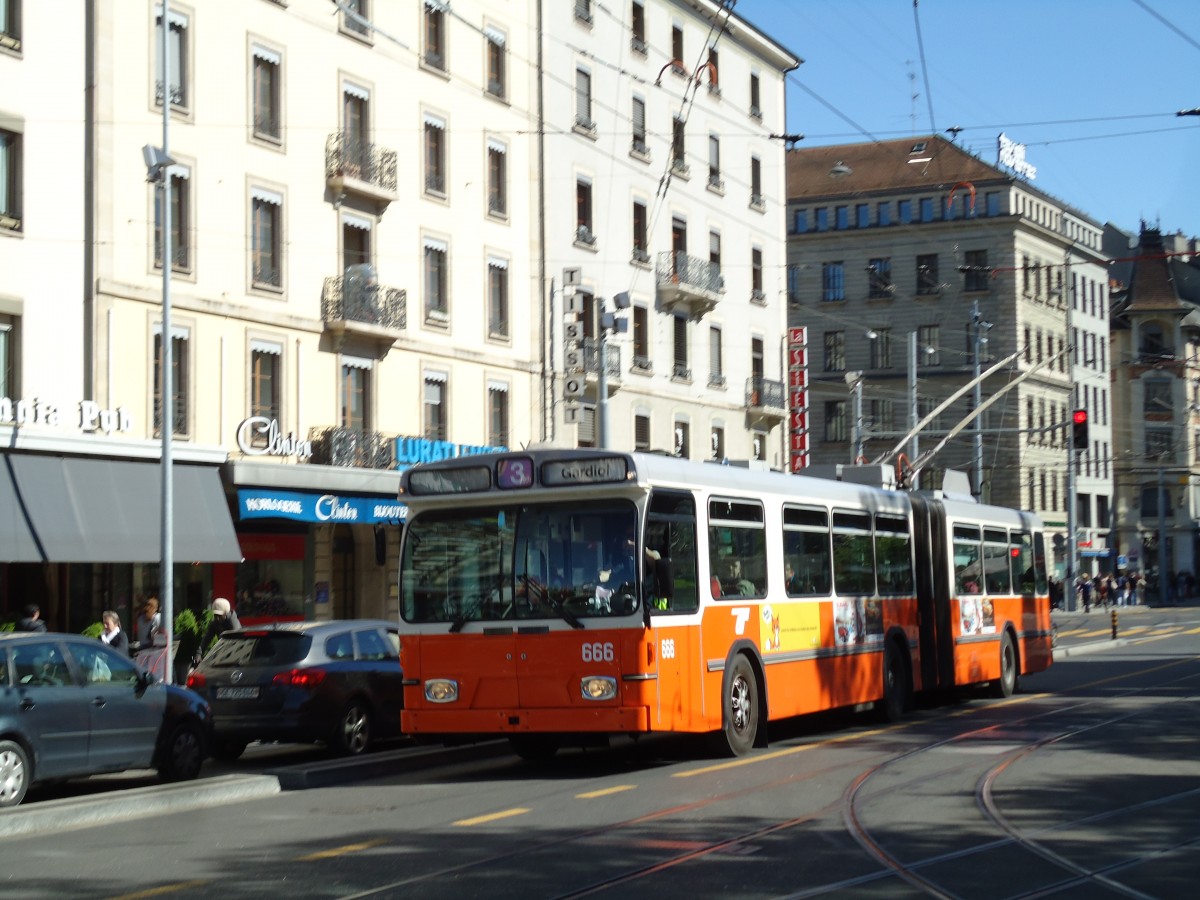 (144'757) - TPG Gen�ve - Nr. 666 - Saurer/Hess Gelenktrolleybus am 27. Mai 2013 beim Bahnhof Gen�ve