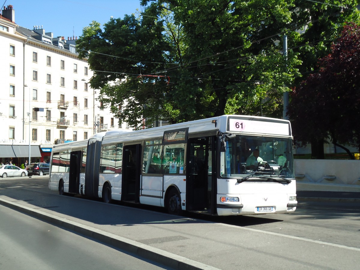 (144'761) - Aus Frankreich: TAC Annemasse - Nr. 714/CR 366 QA - Renault am 27. Mai 2013 beim Bahnhof Gen�ve