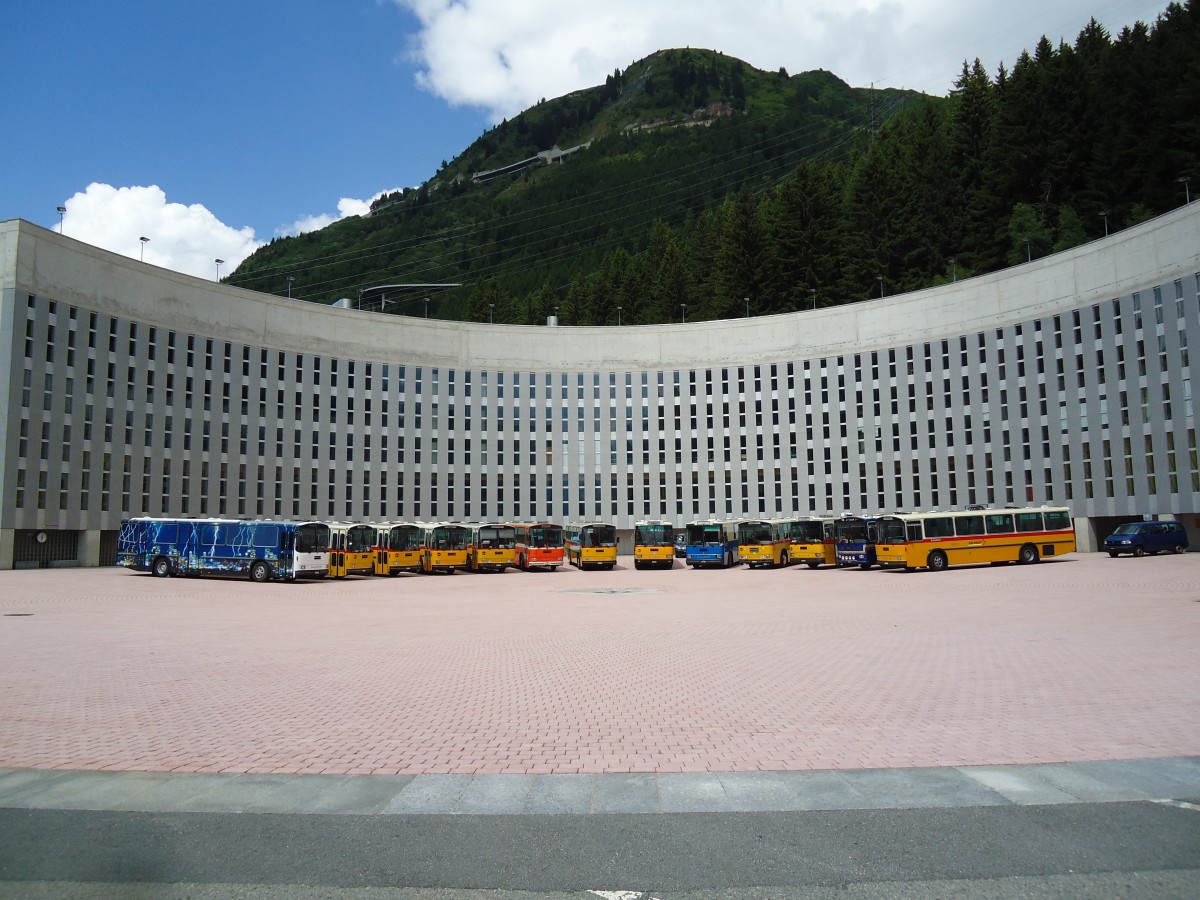(145'906) - Gloor, Staufen - AG 9380 U - Saurer/Hess (ex ALMAT, Tagelswangen; ex P 26'516) + Gautschi, Suhr - AG 6835 - Saurer/T�scher (ex L�tscher, Neuheim Nr. 200; ex Cartek, Regensdorf; ex P 25'822) am 20. Juli 2013 in Airolo, Caserna (und 11 weitere Saurer RH)