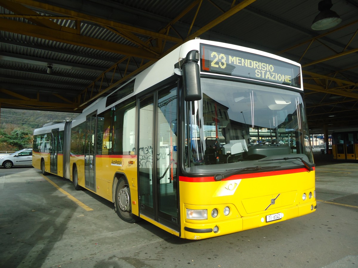 (147'823) - Autopostale, Mendrisio - TI 6142 - Volvo (ex Vorf�hrfahrzeug Volvo, D-Heilbronn) am 6. November 2013 beim Bahnhof Mendrisio