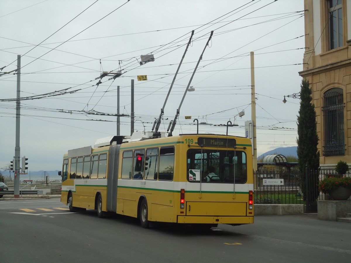 (147'960) - transN, La Chaux-de-Fonds - Nr. 109 - NAW/Hess Gelenktrolleybus (ex TN Neuch�tel Nr. 109) am 8. November 2013 in Neuch�tel, Place Pury