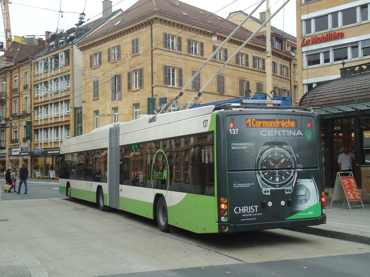 (147'973) - transN, La Chaux-de-Fonds - Nr. 137 - Hess/Hess Gelenktrolleybus (ex TN Neuch�tel Nr. 137) am 8. November 2013 in Neuch�tel, Place Pury
