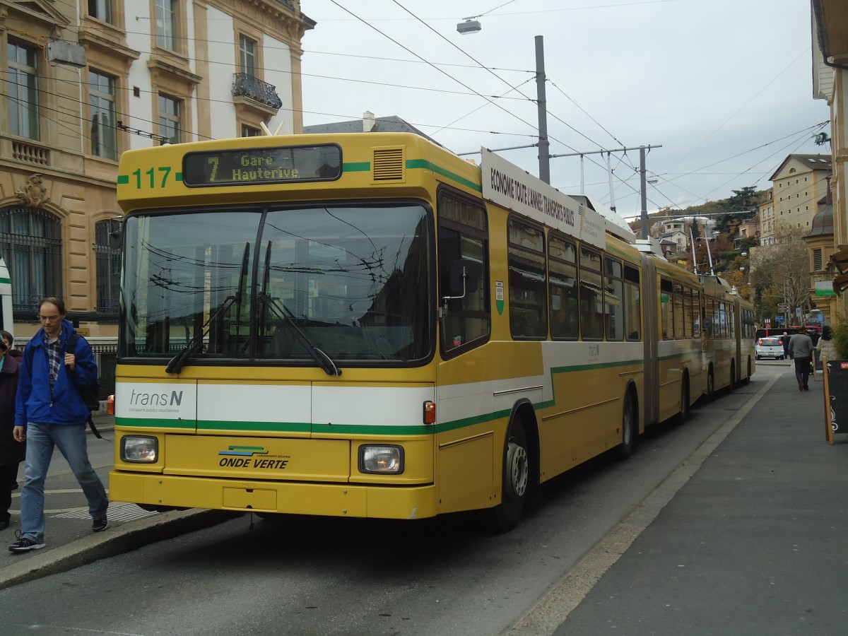 (147'990) - transN, La Chaux-de-Fonds - Nr. 117 - NAW/Hess Gelenktrolleybus (ex TN Neuch�tel Nr. 117) am 8. November 2013 in Neuch�tel, Place Pury