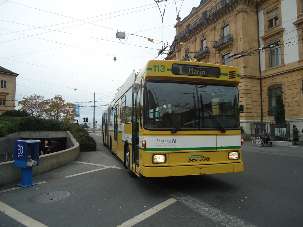 (147'992) - transN, La Chaux-de-Fonds - Nr. 113 - NAW/Hess Gelenktrolleybus (ex TN Neuch�tel Nr. 113) am 8. November 2013 in Neuch�tel, Place Pury