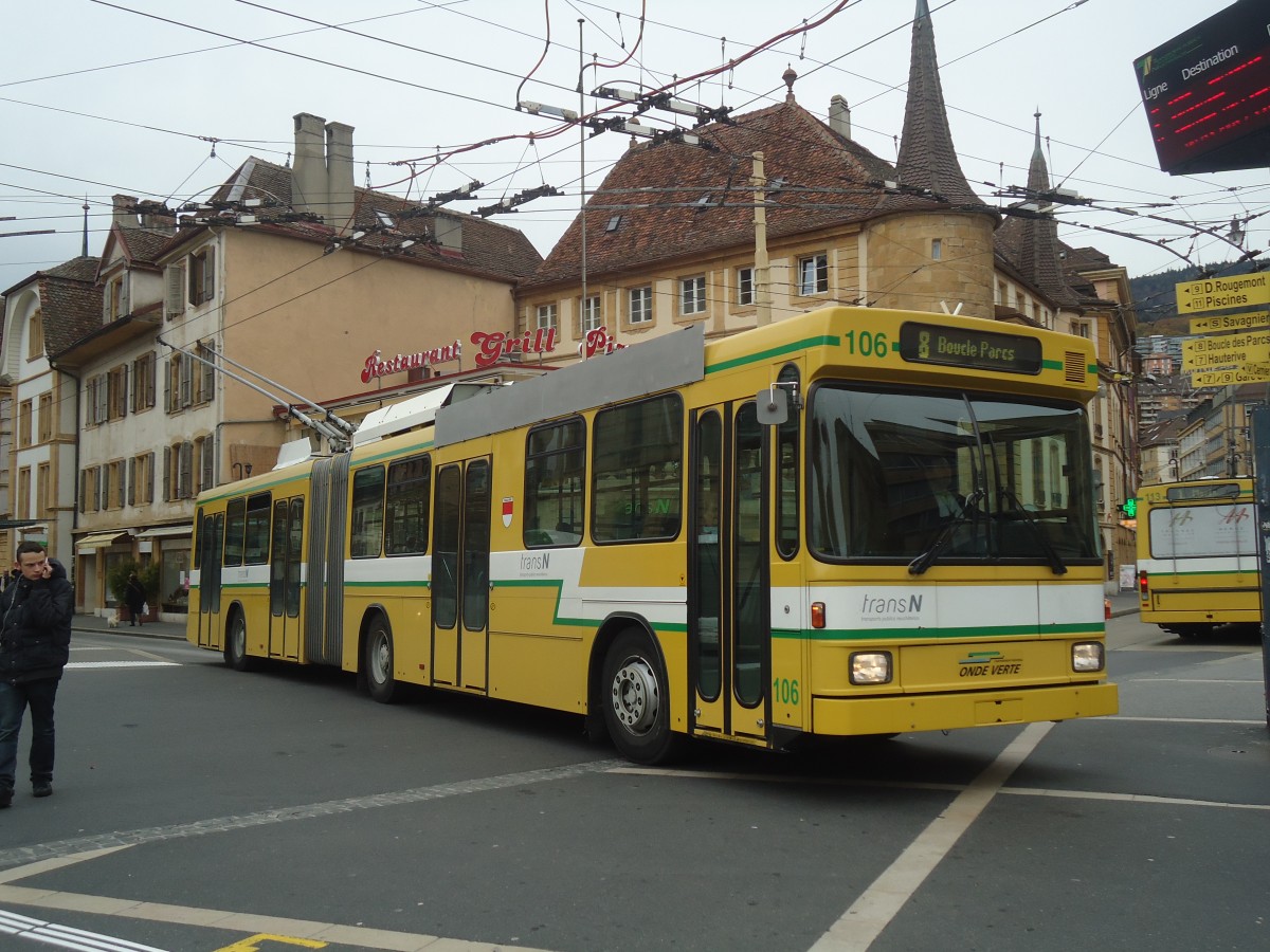 (147'993) - transN, La Chaux-de-Fonds - Nr. 106 - NAW/Hess Gelenktrolleybus (ex TN Neuch�tel Nr. 106) am 8. November 2013 in Neuch�tel, Place Pury