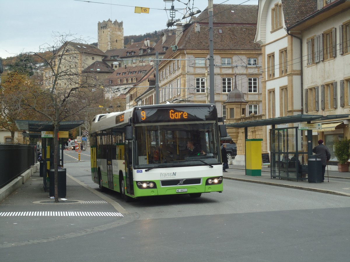 (147'997) - transN, La Chaux-de-Fonds - Nr. 213/NE 89'213 - Volvo (ex TN Neuch�tel Nr. 213) am 8. November 2013 in Neuch�tel, Place Pury