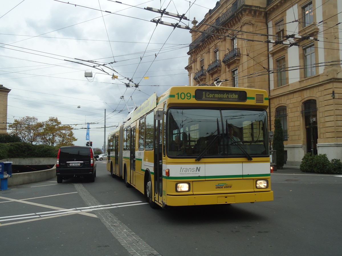 (148'009) - transN, La Chaux-de-Fonds - Nr. 109 - NAW/Hess Gelenktrolleybus (ex TN Neuch�tel Nr. 109) am 8. November 2013 in Neuch�tel, Place Pury