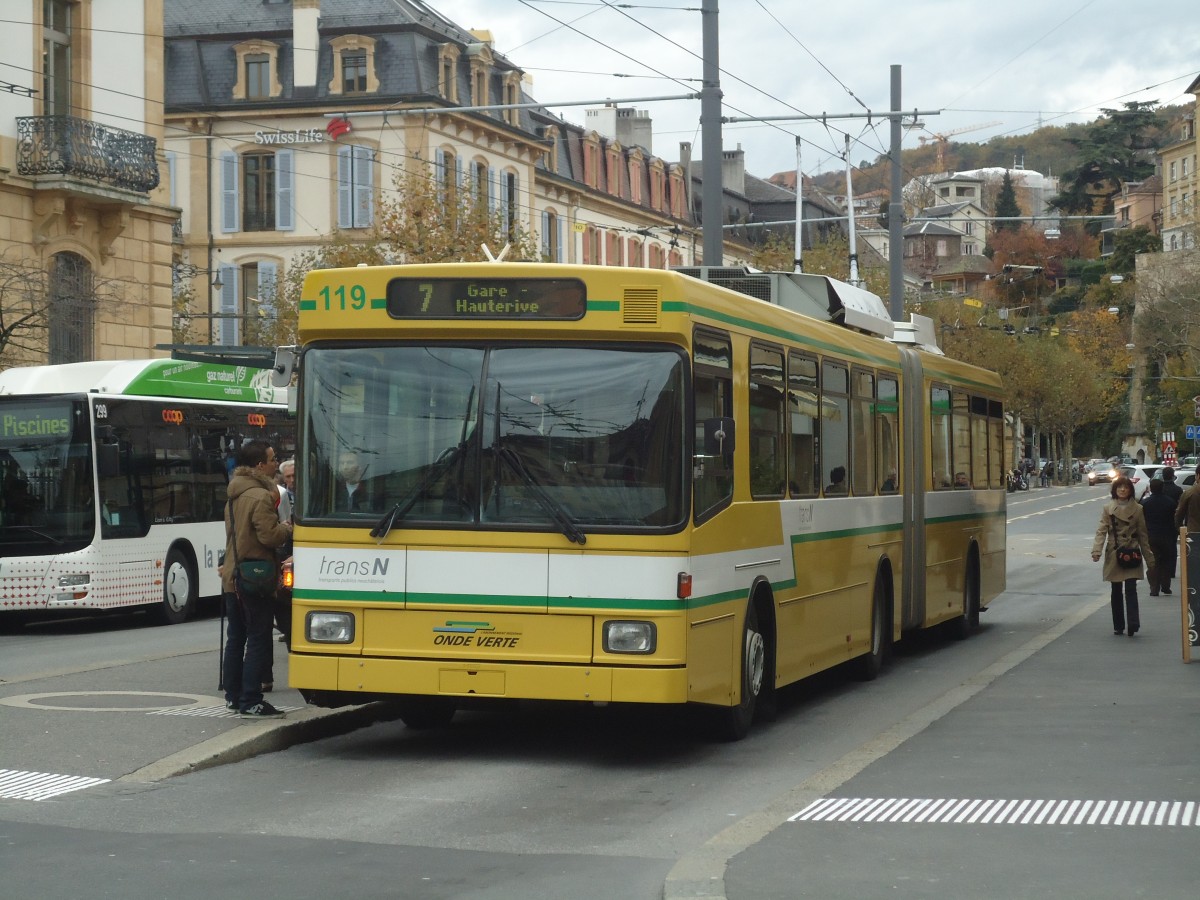 (148'010) - transN, La Chaux-de-Fonds - Nr. 119 - NAW/Hess Gelenktrolleybus (ex TN Neuch�tel Nr. 119) am 8. November 2013 in Neuch�tel, Place Pury