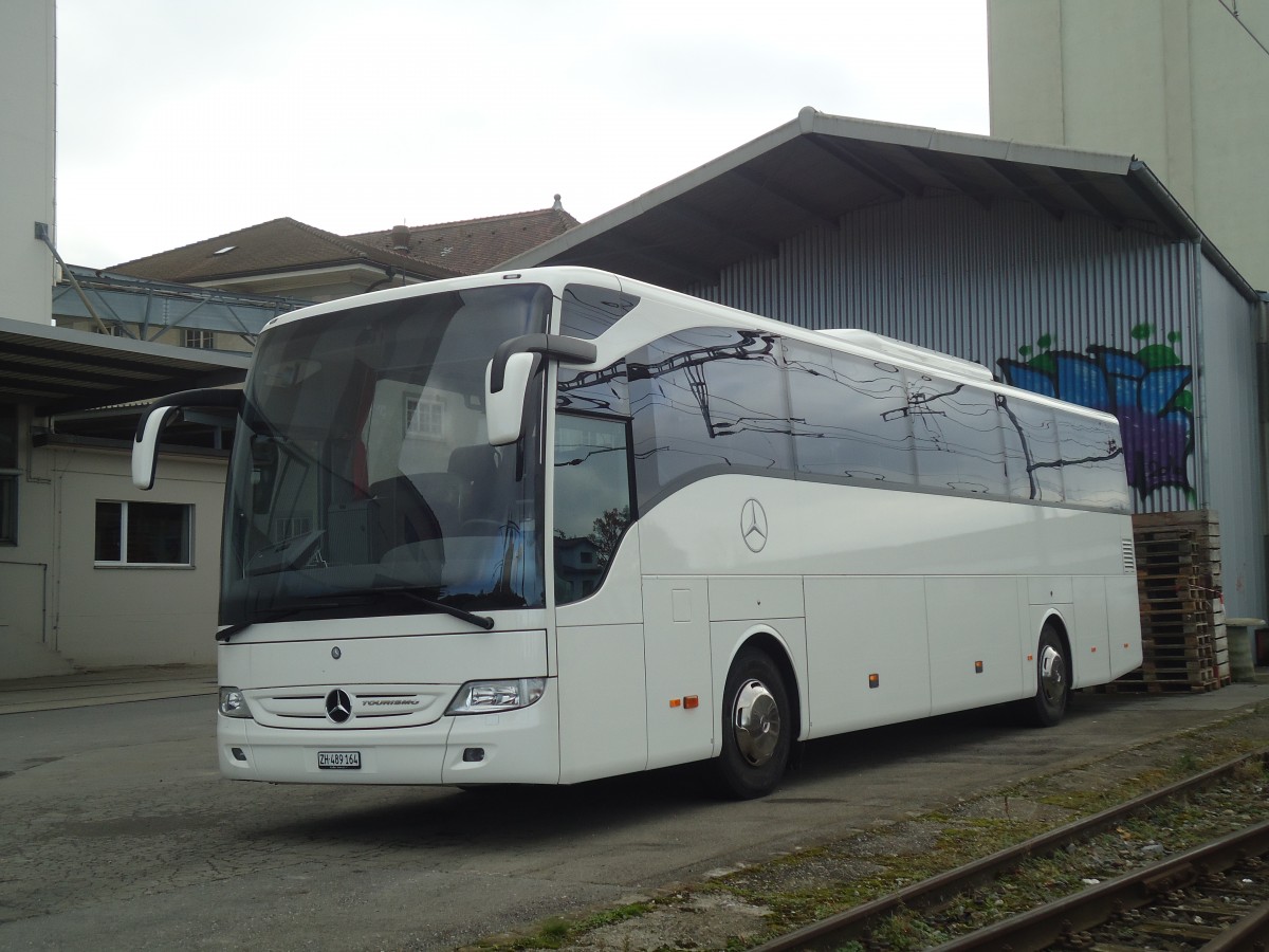 (148'160) - EvoBus, Kloten - ZH 489'164 - Mercedes am 25. November 2013 beim Bahnhof D�dingen