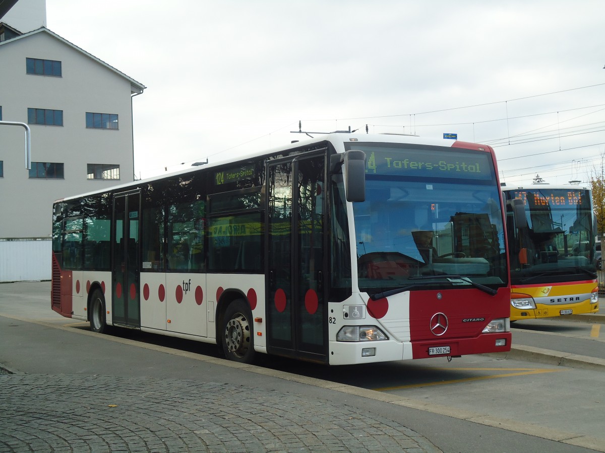 (148'171) - TPF Fribourg - Nr. 82/FR 300'254 - Mercedes am 25. November 2013 beim Bahnhof D�dingen