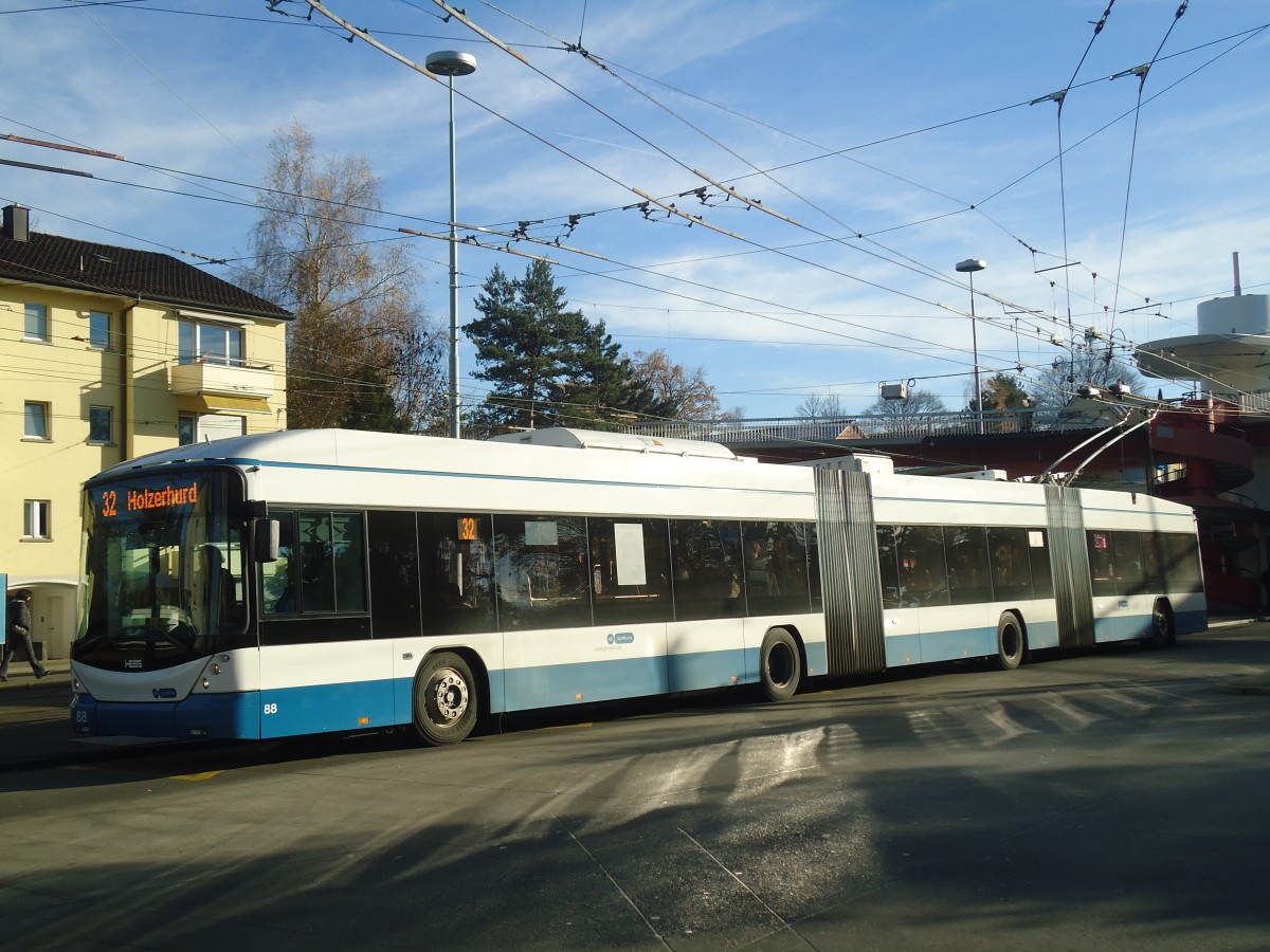 (148'270) - VBZ Z�rich - Nr. 88 - Hess/Hess Doppelgelenktrolleybus am 9. Dezember 2013 in Z�rich, Bucheggplatz