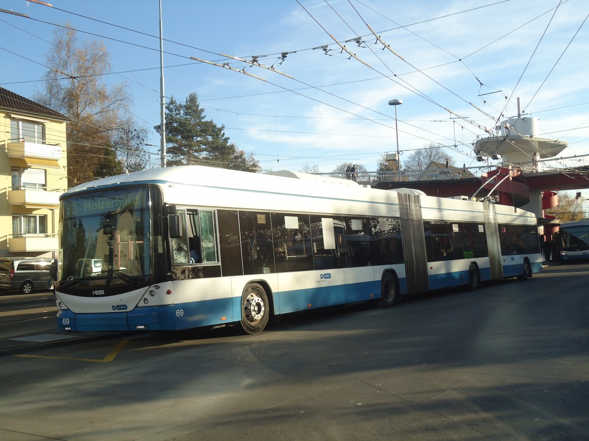(148'285) - VBZ Z�rich - Nr. 69 - Hess/Hess Doppelgelenktrolleybus am 9. Dezember 2013 in Z�rich, Bucheggplatz