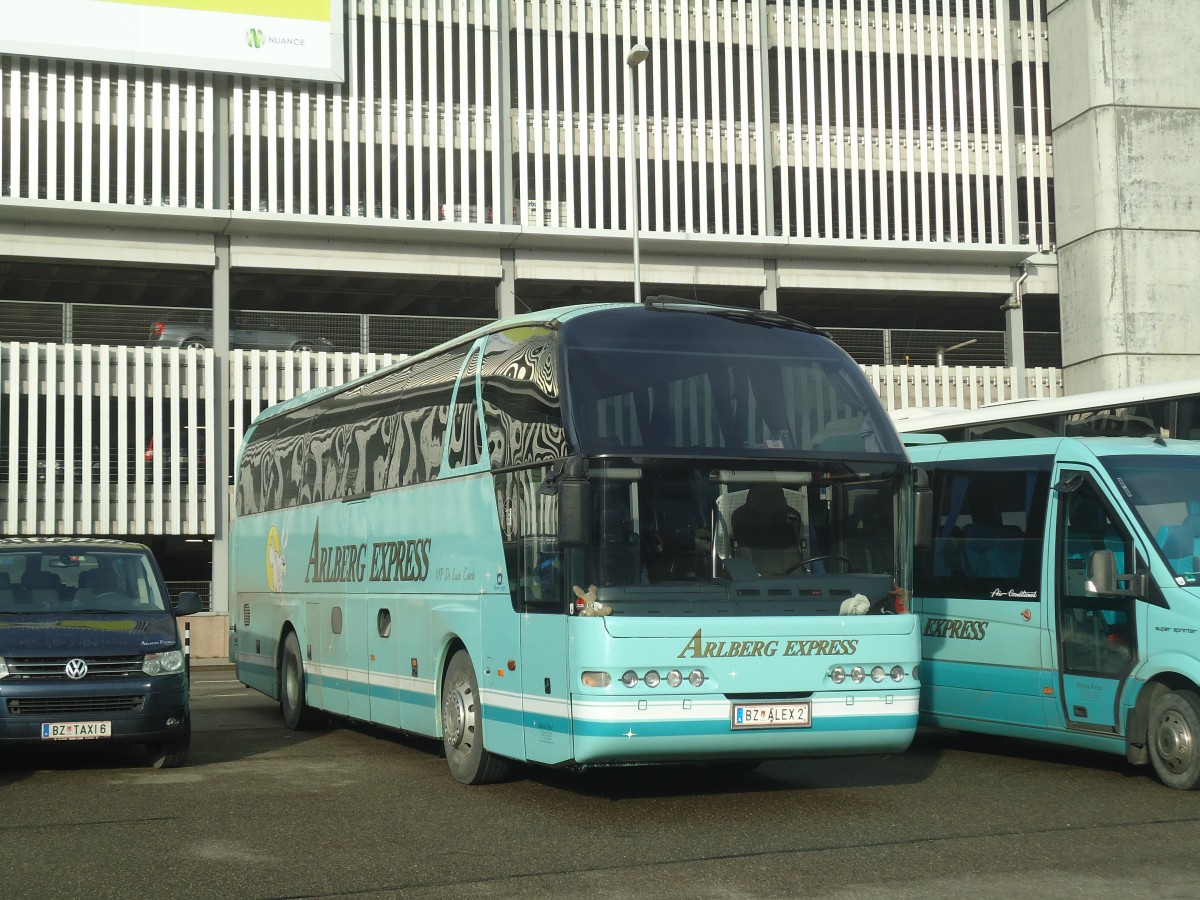 (148'409) - Aus Oesterreich: Fritz, Kl�sterle - BZ ALEX 2 - Neoplan am 22. Dezember 2013 in Z�rich, Flughafen