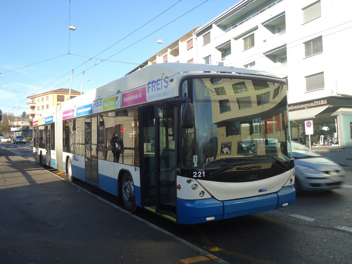 (148'543) - VBL Luzern - Nr. 221 - Hess/Hess Gelenktrolleybus am 27. Dezember 2013 in Emmenbr�cke, Sprengi