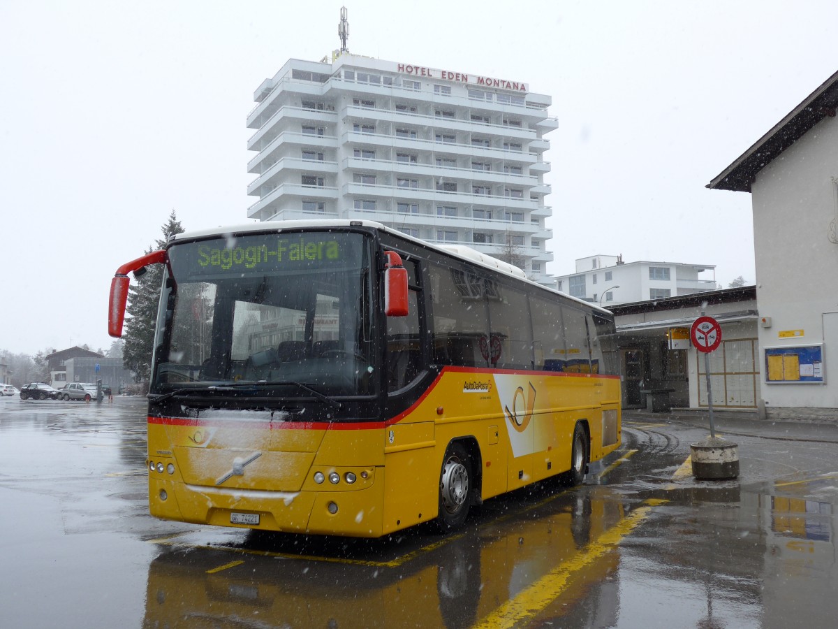 (149'055) - Fontana, Ilanz - Nr. 1/GR 74'221 - Volvo am 1. M�rz 2014 beim Bahnhof Ilanz