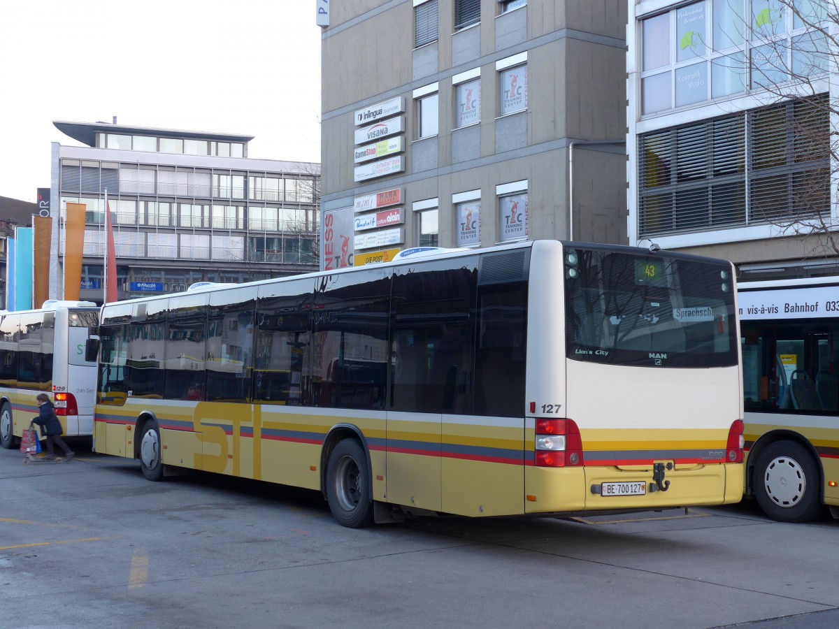 (149'177) - STI Thun - Nr. 127/BE 700'127 - MAN am 9. M�rz 2014 beim Bahnhof Thun