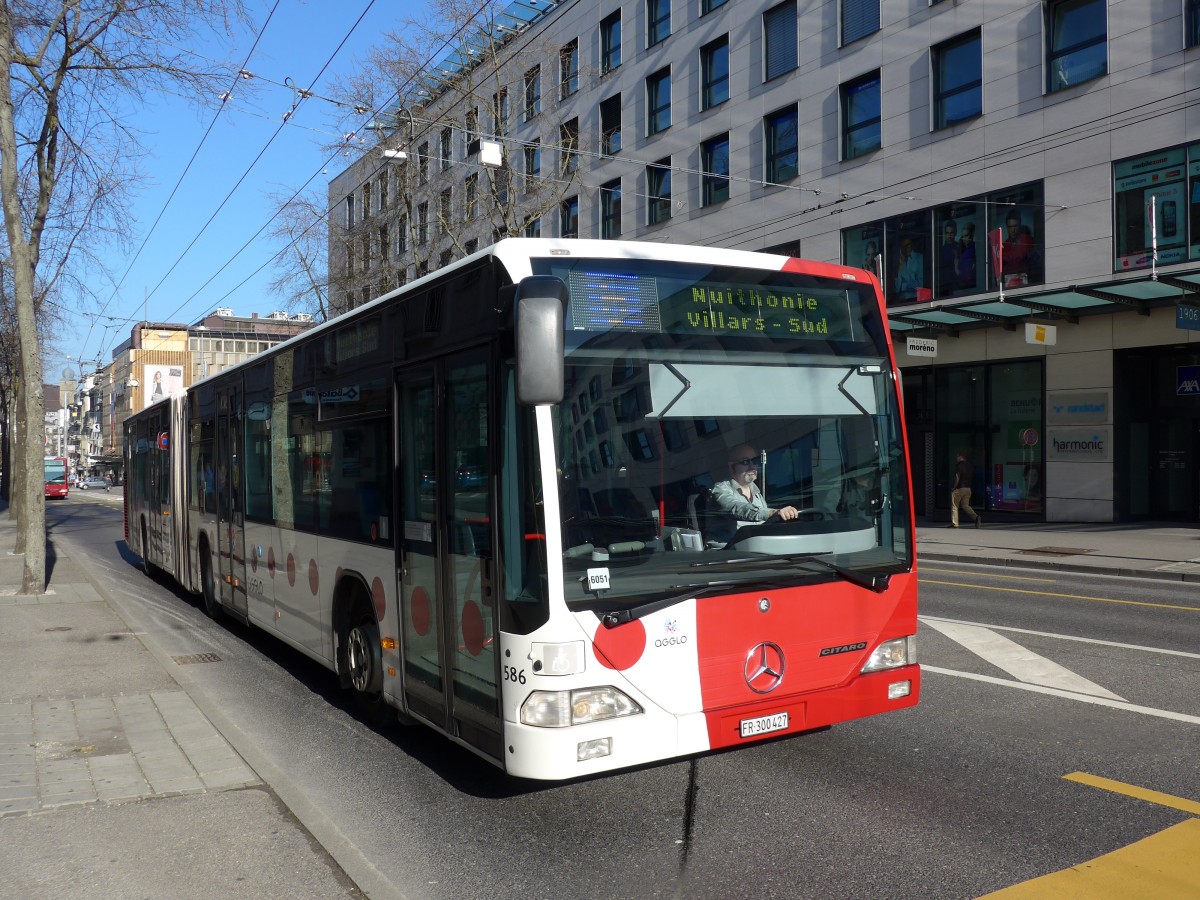 (149'285) - TPF Fribourg - Nr. 586/FR 300'427 - Mercedes am 9. M�rz 2014 beim Bahnhof Fribourg