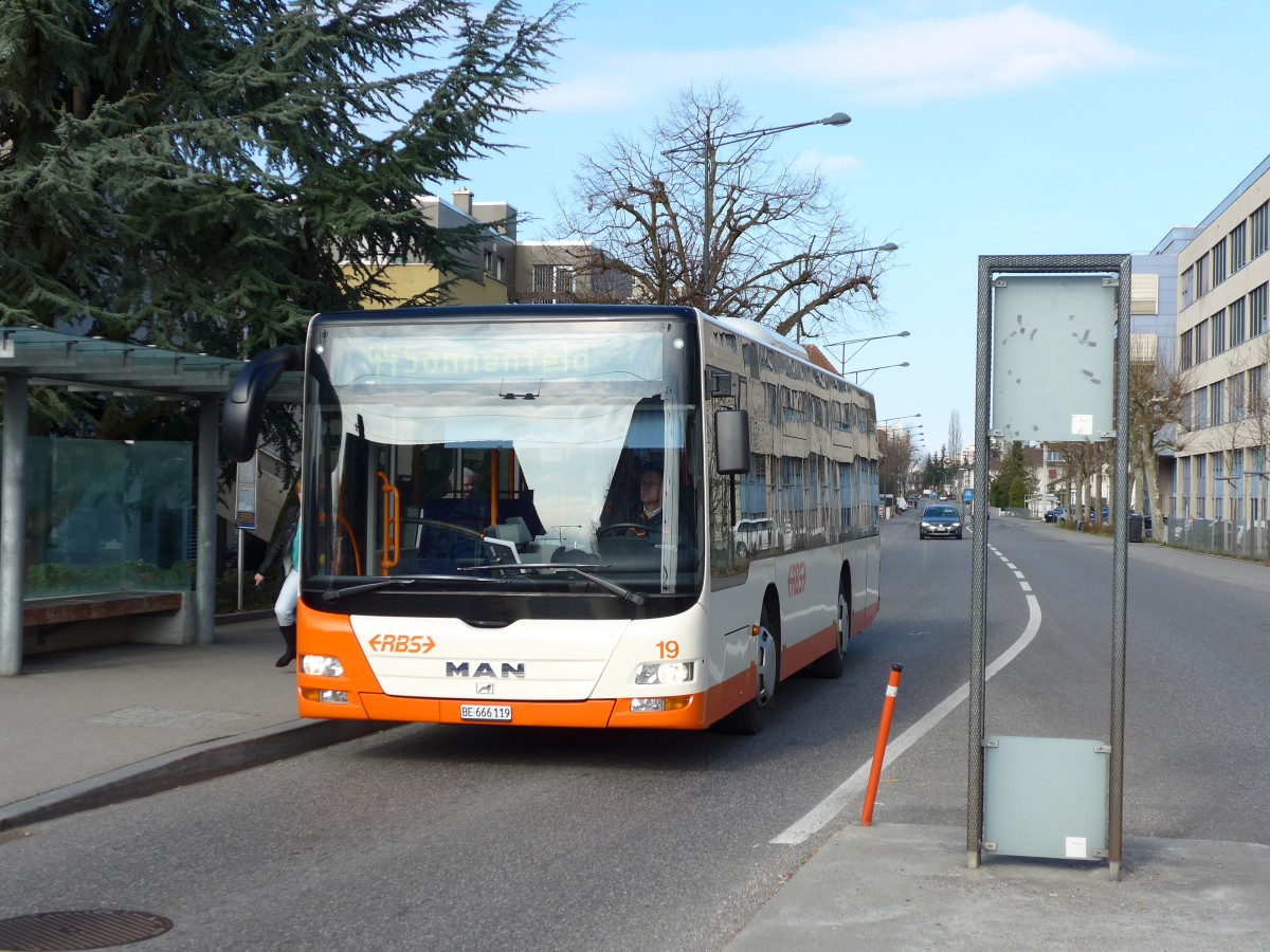 (149'361) - RBS Worblaufen - Nr. 19/BE 666'119 - MAN am 19. M�rz 2014 beim Bahnhof G�mligen