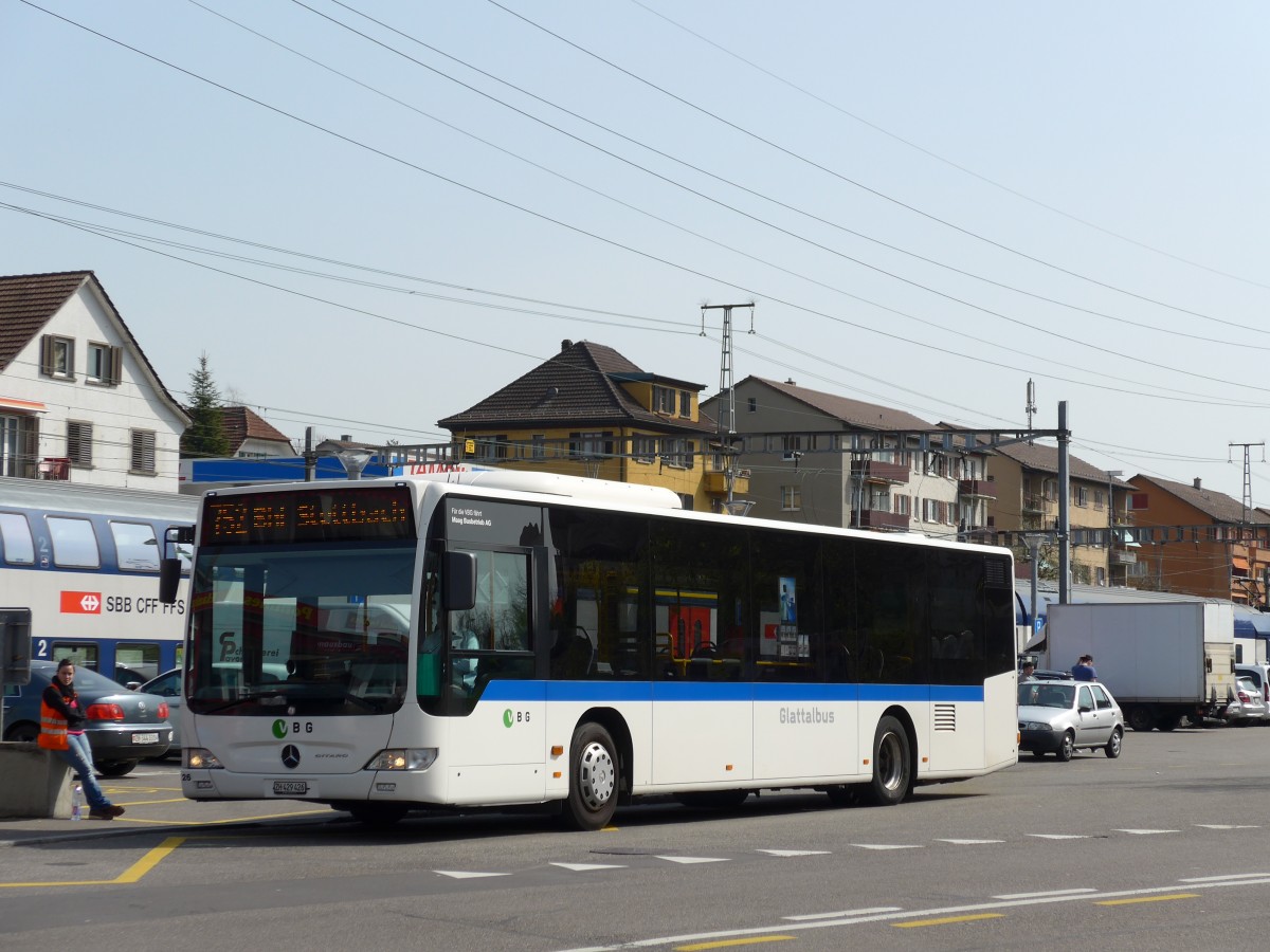 (149'478) - Maag, Kloten - Nr. 26/ZH 429'426 - Mercedes am 31. M�rz 2014 beim Bahnhof D�bendorf